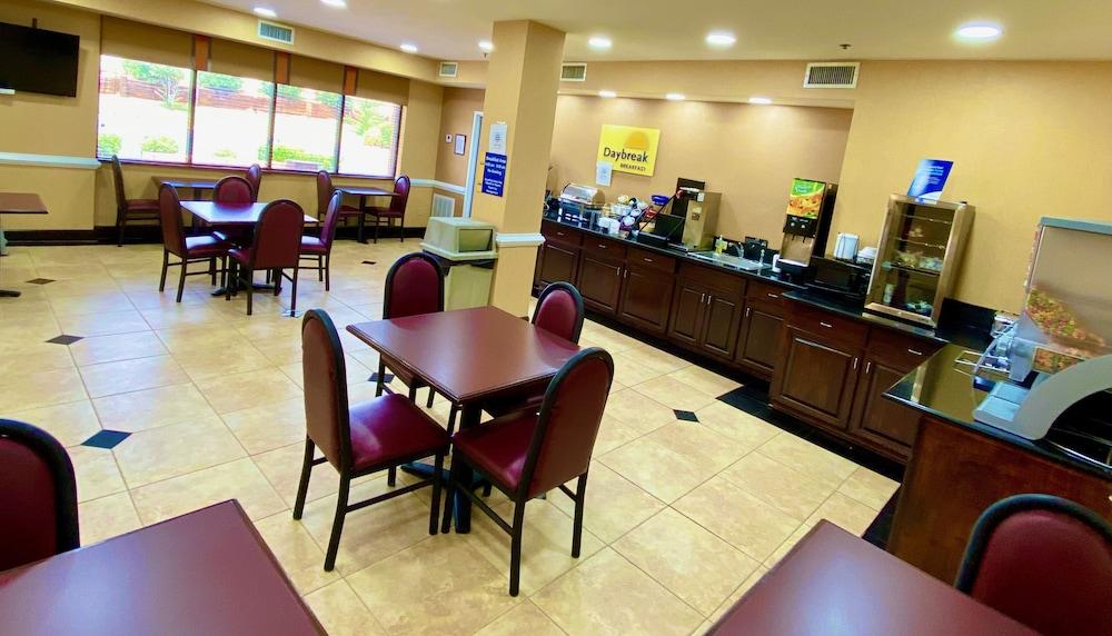 Days Inn & Suites By Wyndham Prattville-Montgomery Eksteriør billede