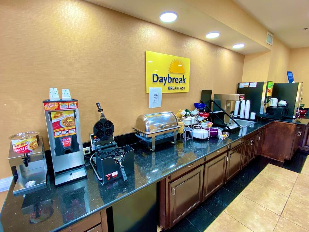 Days Inn & Suites By Wyndham Prattville-Montgomery Eksteriør billede