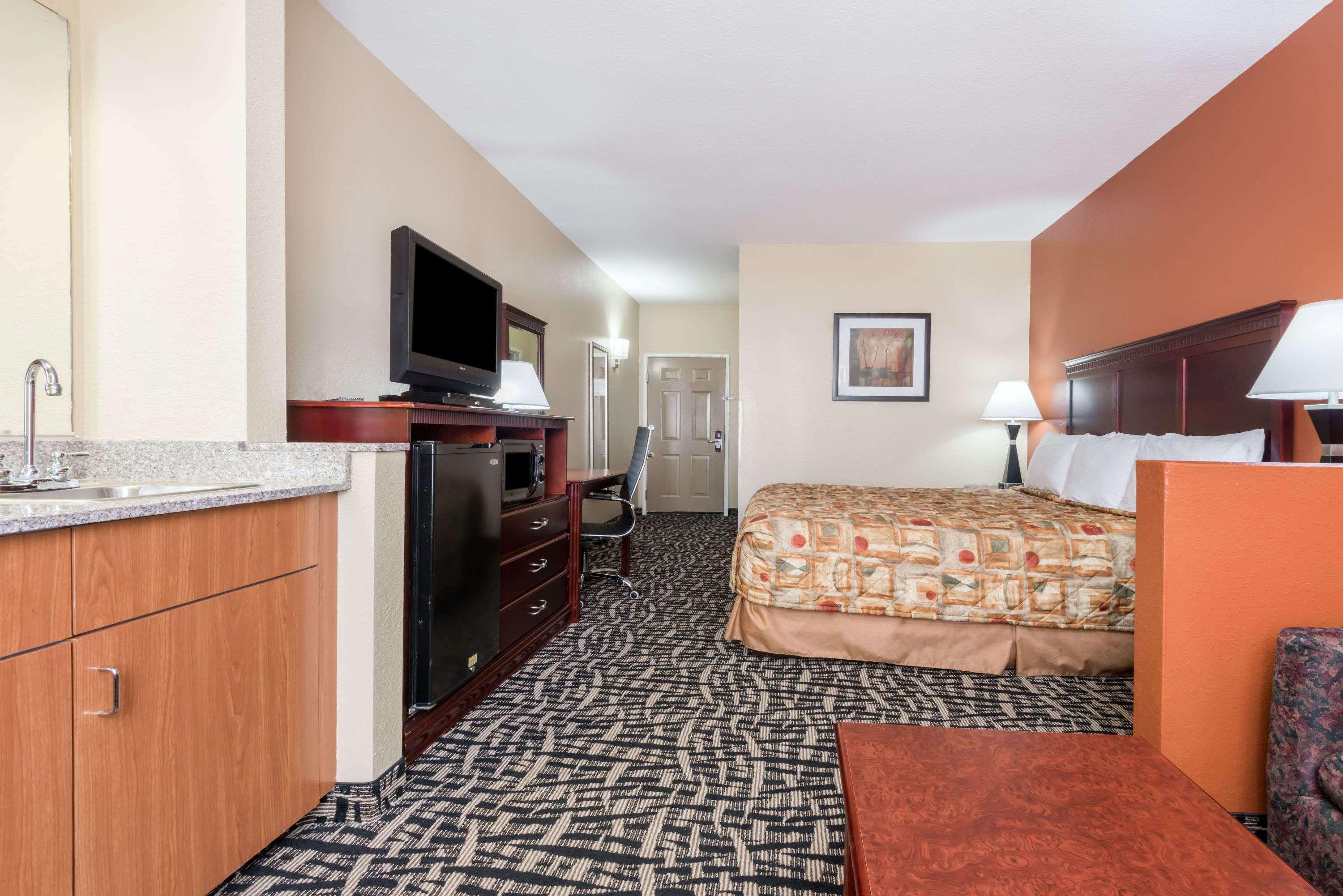 Days Inn & Suites By Wyndham Prattville-Montgomery Eksteriør billede